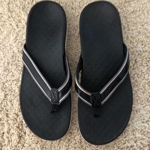 Vionic black flip flops